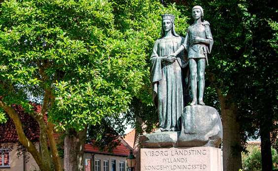 Kongehyldningsmonumentet på Margretheplænen i Domkirkekvarteret, Viborg