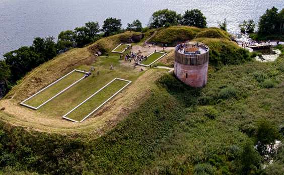 Hald Slot set fra drone med fundamenterne fra Niels Bugges Borg.