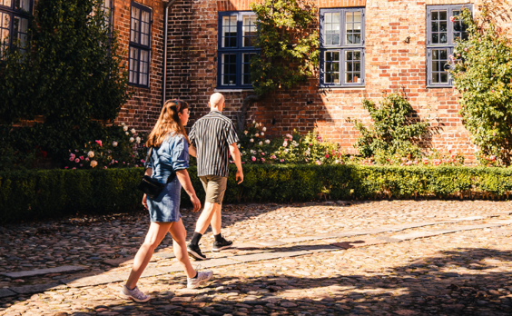 Par går i den gamle bispegård i Domkirkekvarteret i Viborg