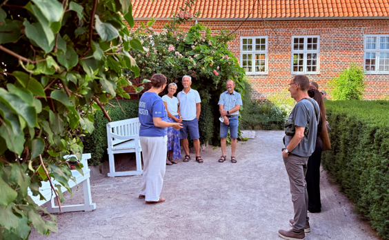en gruppe på guidet tur i latinerhaven i Viborg